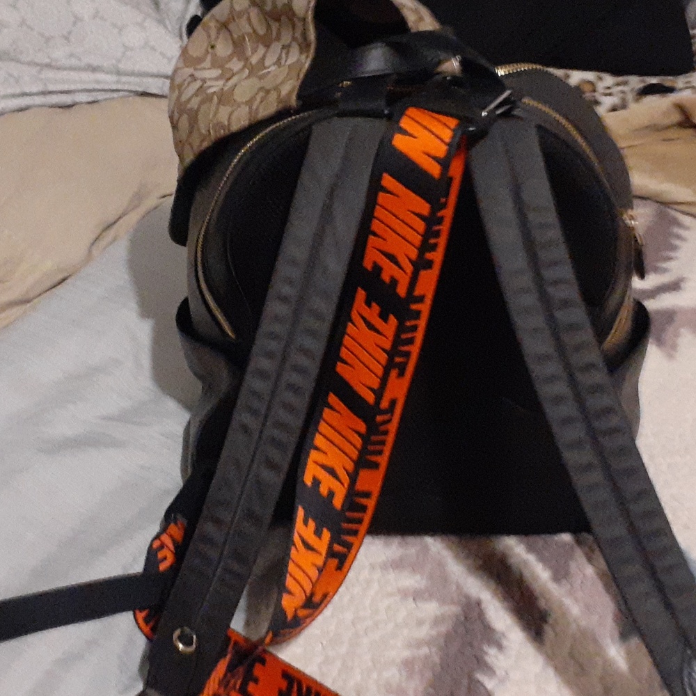 Coach back pack with matching coach hat with a nike strap - Picture 4 of 4